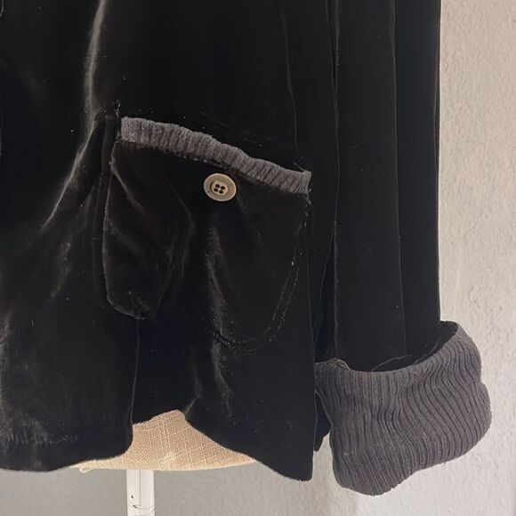 Vintage Paul Reid silk and velvet black jacket w/gold buttons w/soft black trim - Picture 3 of 6
